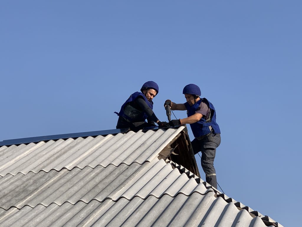 Українські рятувальники відновлюють житлові будівлі у прифронтовому Донбасі