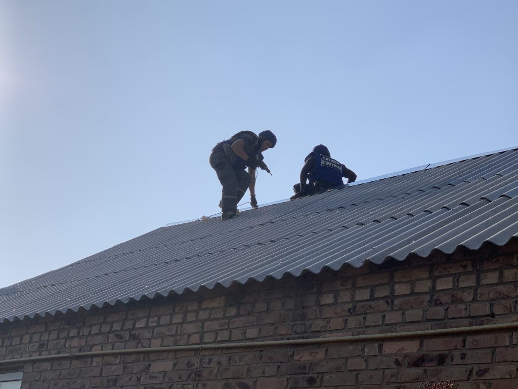 Українські рятувальники відновлюють житлові будівлі у прифронтовому Донбасі