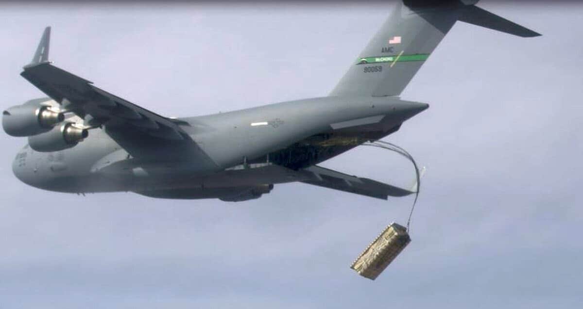 Десантування імітатора Pallitized Munitions з вантажного літака C-17