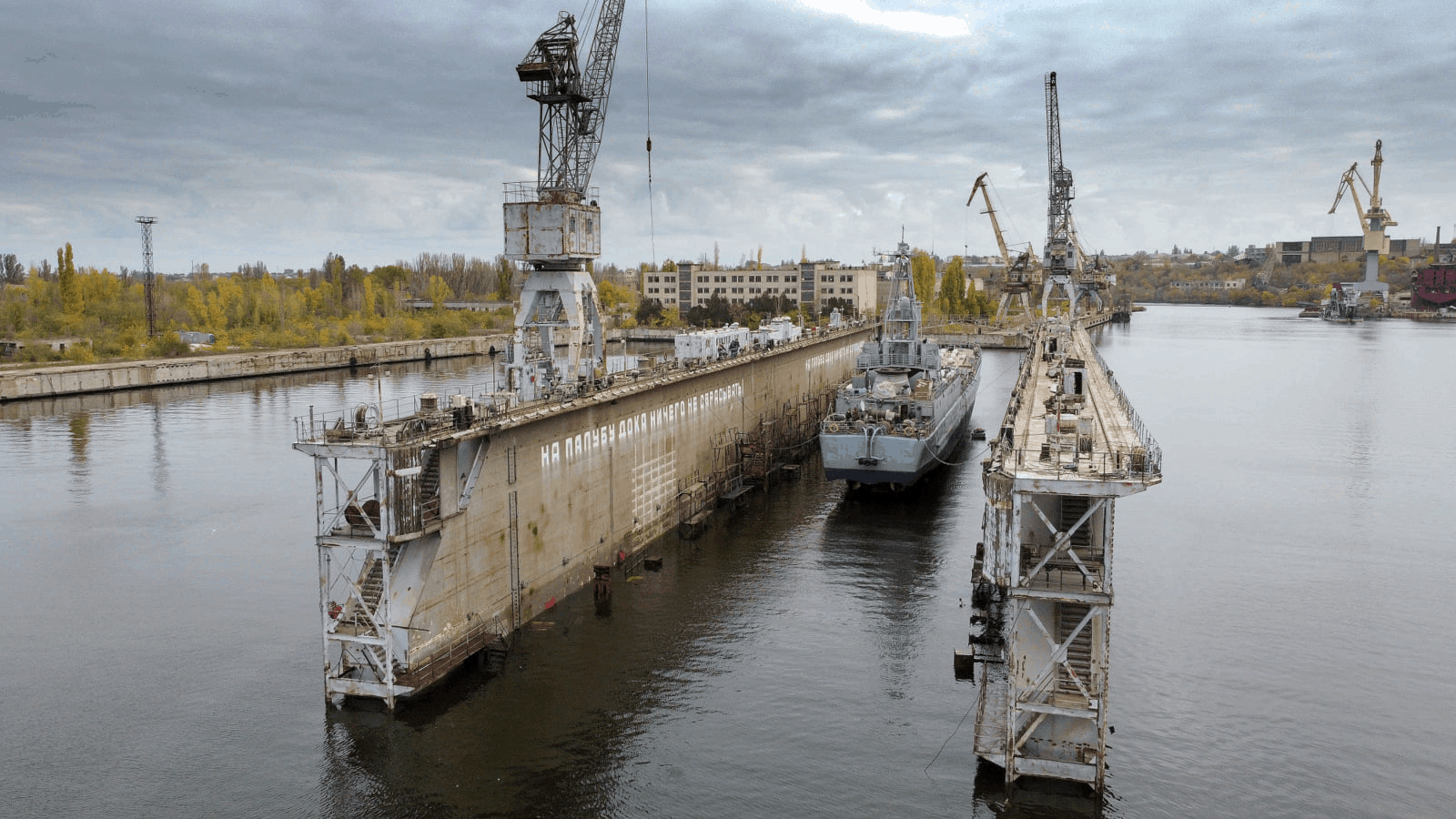 Середній десантний корабель «Юрій Олефіренко» під час спуску на воду 10 листопада 2020 року 