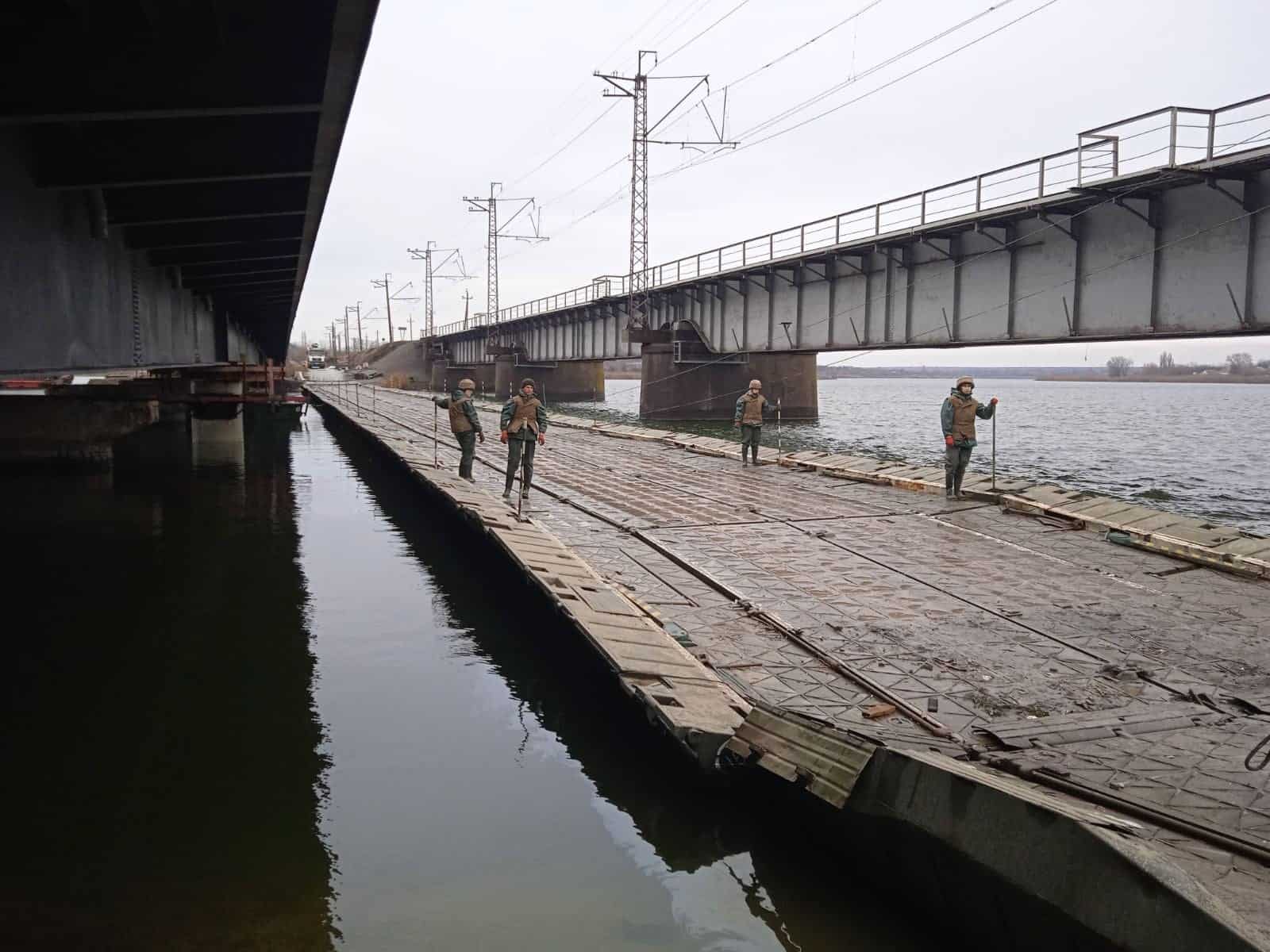 Новий міст побудовано – військові демонтують понтонний міст, який повернеться в Одеську область. Фото: Понтонно-мостова переправа. Грудень 2020.