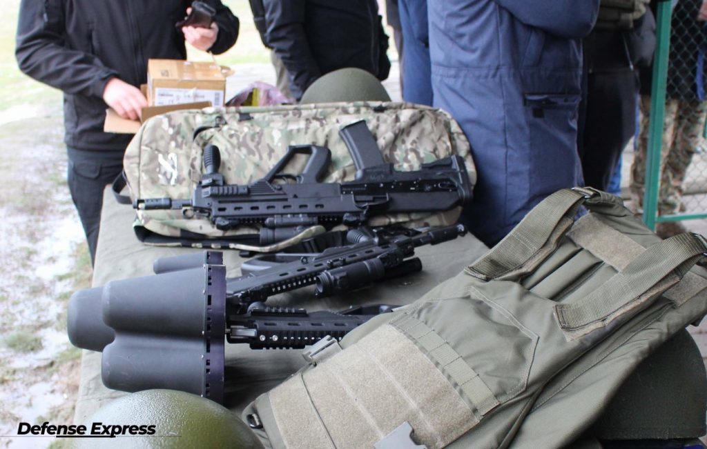 Гвинтівка типу bullpup "Малюк"/"Вулкан-М" та антидронова рушниця виробництва приватної компанії ТОВ "Інтерпроінвест". Грудень 2020. Фото: Defense Express