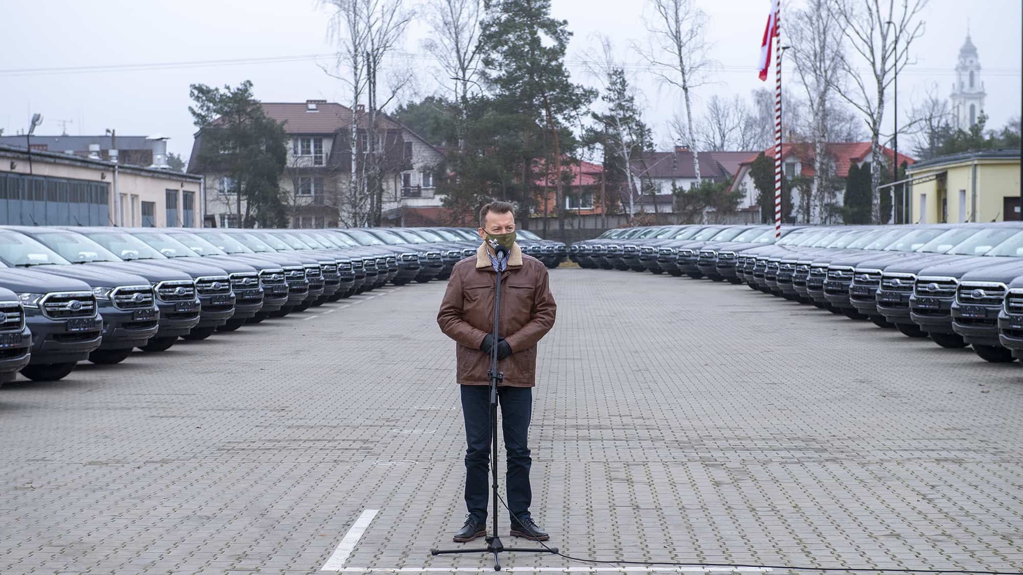 Міністр оборони Польщі під час урочистостей з нагоди отримання перших позашляховиків Ford Ranger