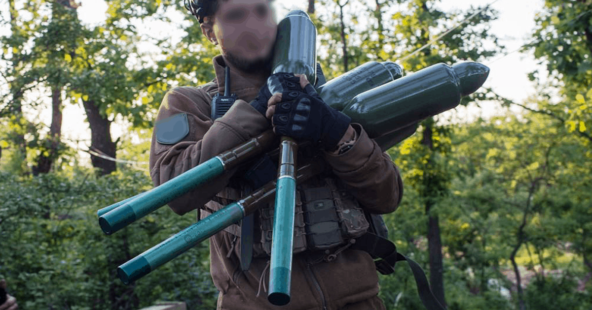 Фотообкладинка до новини. Фото: Український доброволець з болгарськими термобаричними гранатами GTB-7S