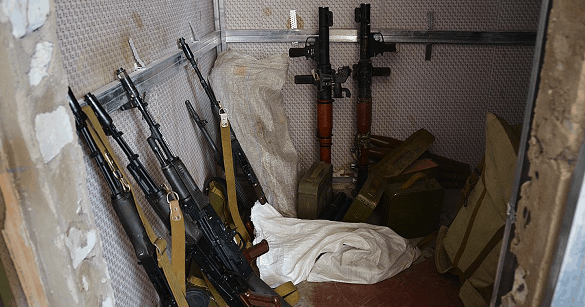 Снайпер окупантів поранив військового. Фото: Гранатомети та стрілецька зброя окупаційних сил Росії на Донбасі