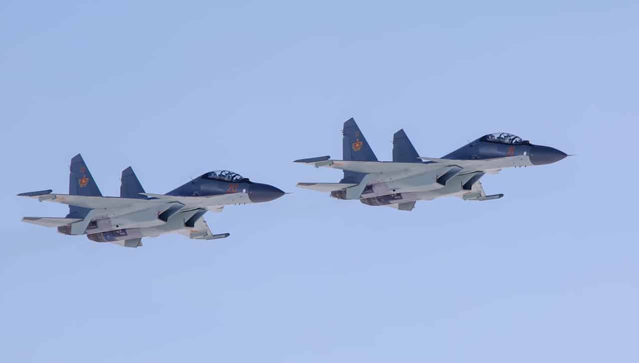 Пара винищувачів Су-30 СМ ВПС Казахстану