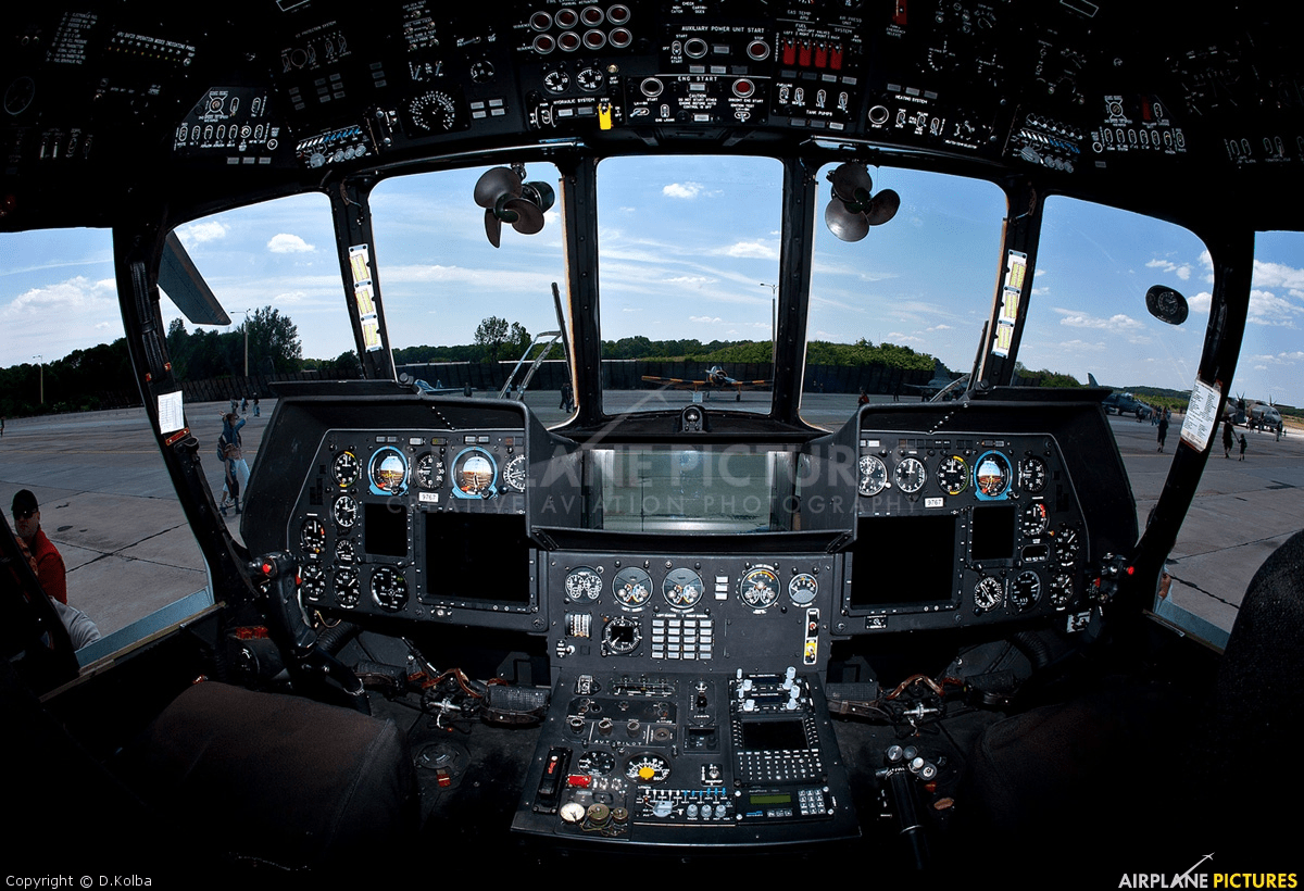 Кабіна пілотів чеського гелікоптеру Мі-171ШМ