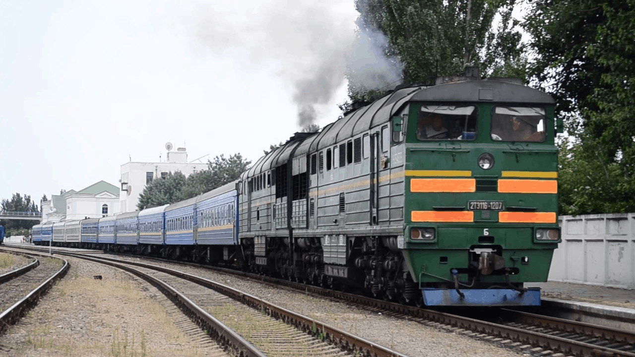 Нефірмовий потяг № 116/115—136/135 сполученням Київ — Бердянськ / Авдіївка.