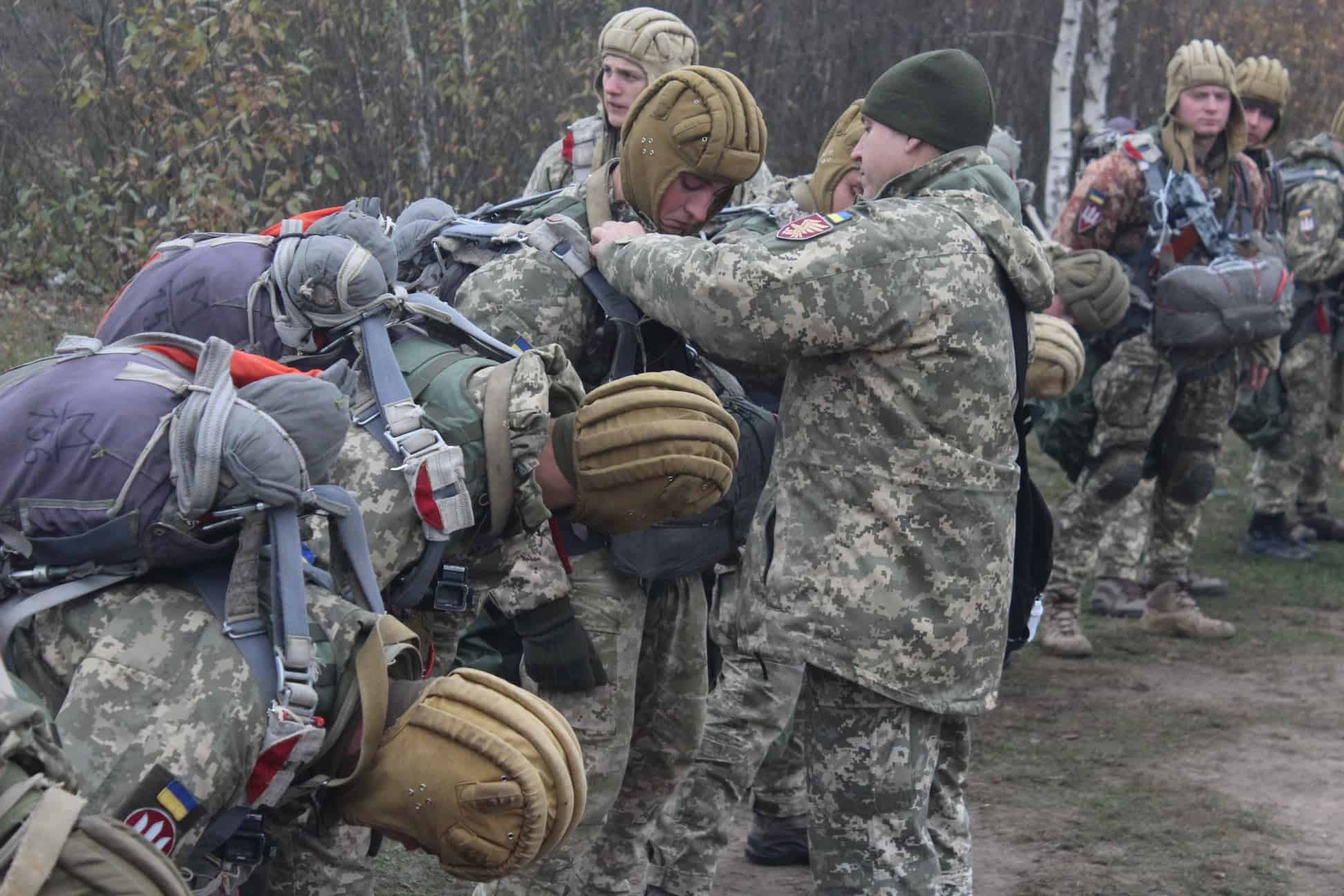 Підготовка парашутів до десантування військових ЗСУ. Фото: ДШВ