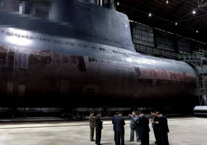 Ким чен Ин оглядає будівництво підводного човна на заводі Sinpo, 2019