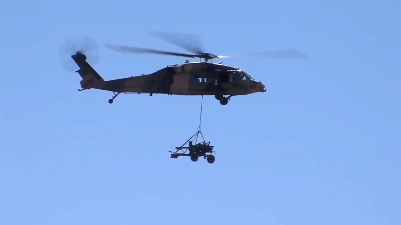 Транспортування 155-мм гаубиці Boran гелікоптером Sikorsky S-70