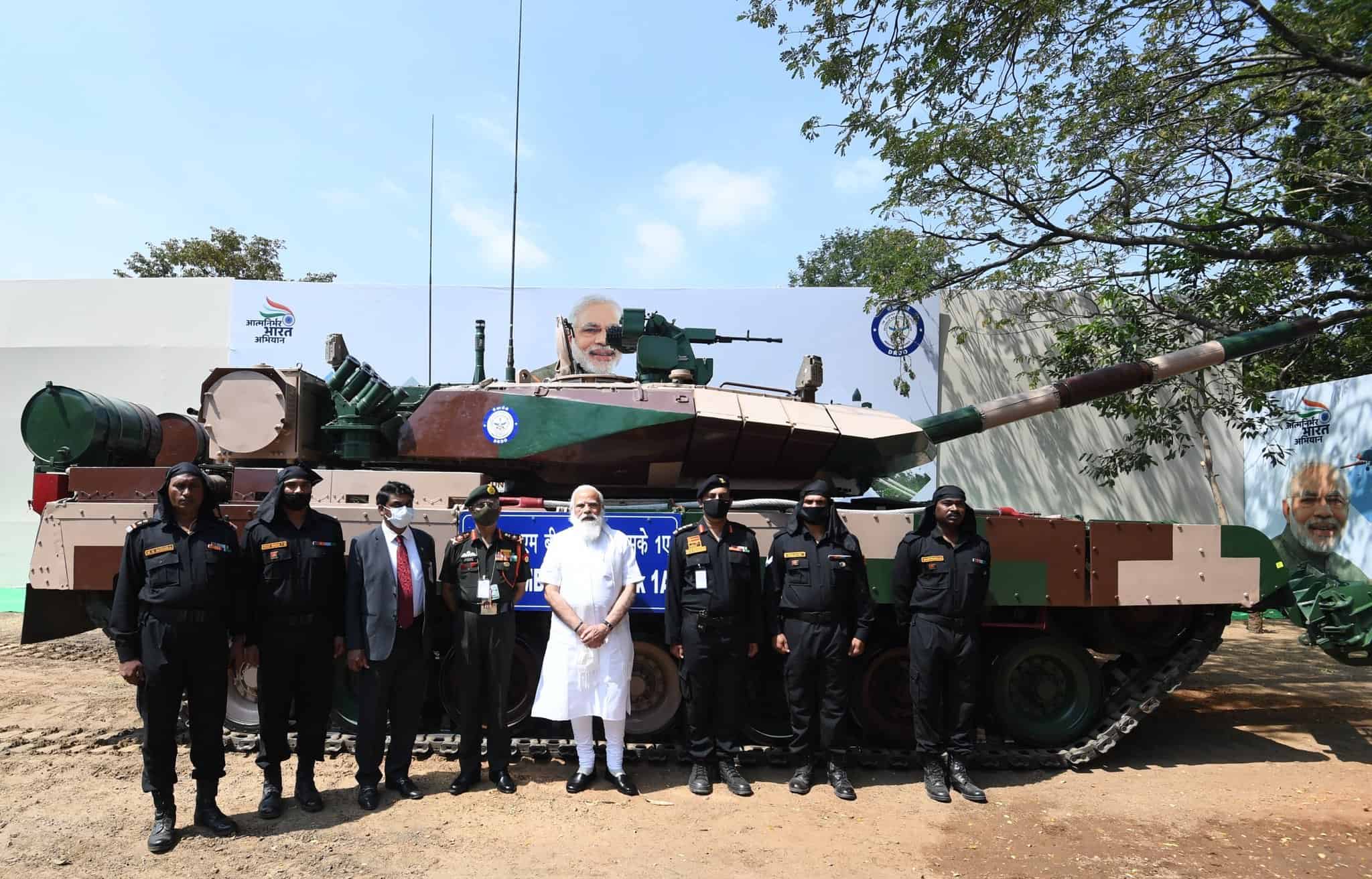 Прем'єр-міністр Індії на передачі першого танку Arjun Mk-1A разом з танкістами
