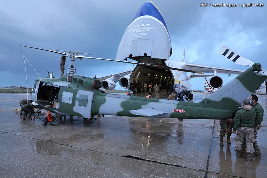Розвантаження гелікоптерів Bell Huey II з літака Ан-124 «Руслан» авіакомпанії «Антонов»