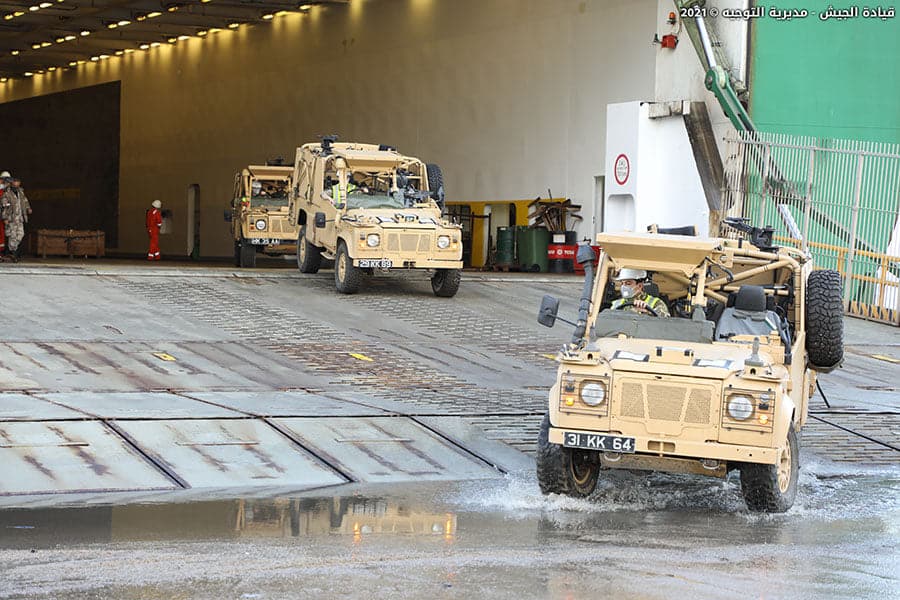 Розвантаження у порту в Лівані тактичних позашляховиків RWMIK створених на базі Land Rover