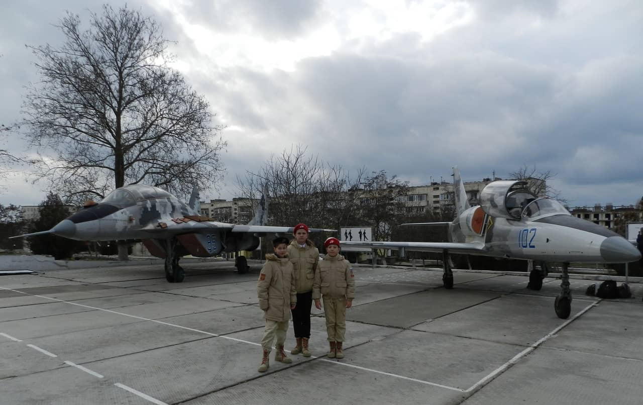 Захоплені українські літаки МіГ-29УБ та L-39 у Бельбеку в якості пам'ятників
