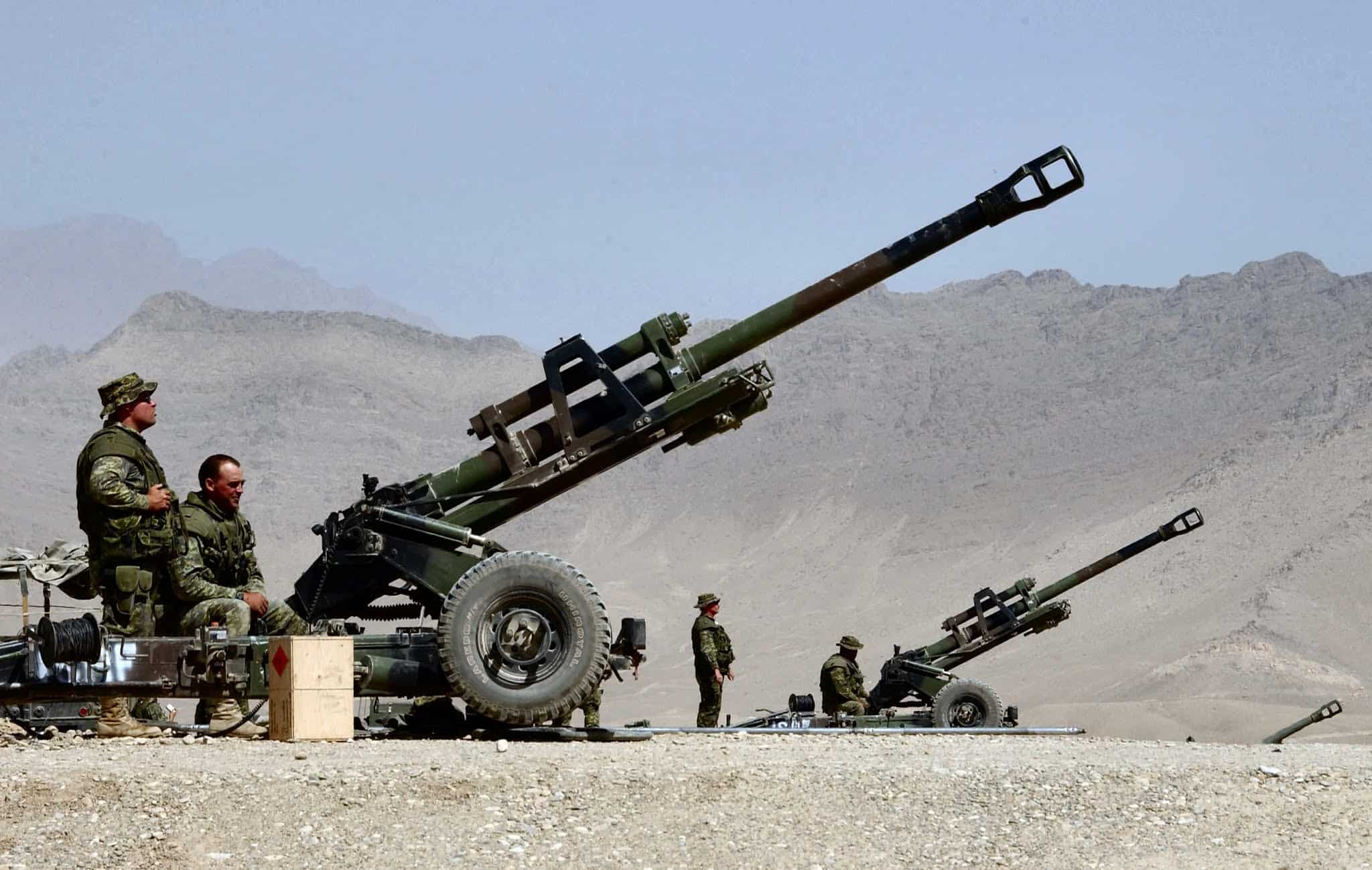 Канадські LG1 на вогневій позиції в Афганістані