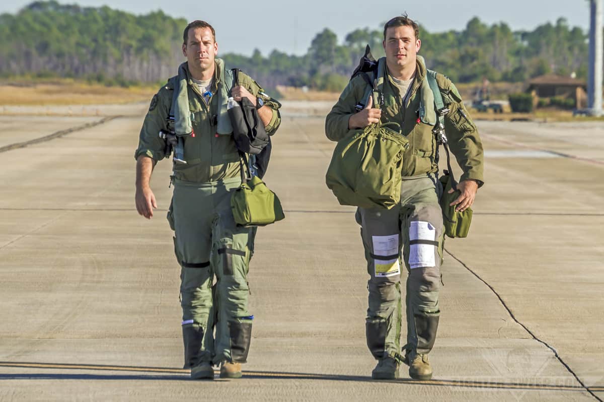 «Hypr» та «Ox», два пілоти F-16CJ з 55 винищувальної ескадри (Roll ‘Em!), Повертаючись до брифінгу після повернення з навчальної місії. Зверніть увагу, що обидва пілоти носять передовий технологічний костюм Anti-G (ATAGS).