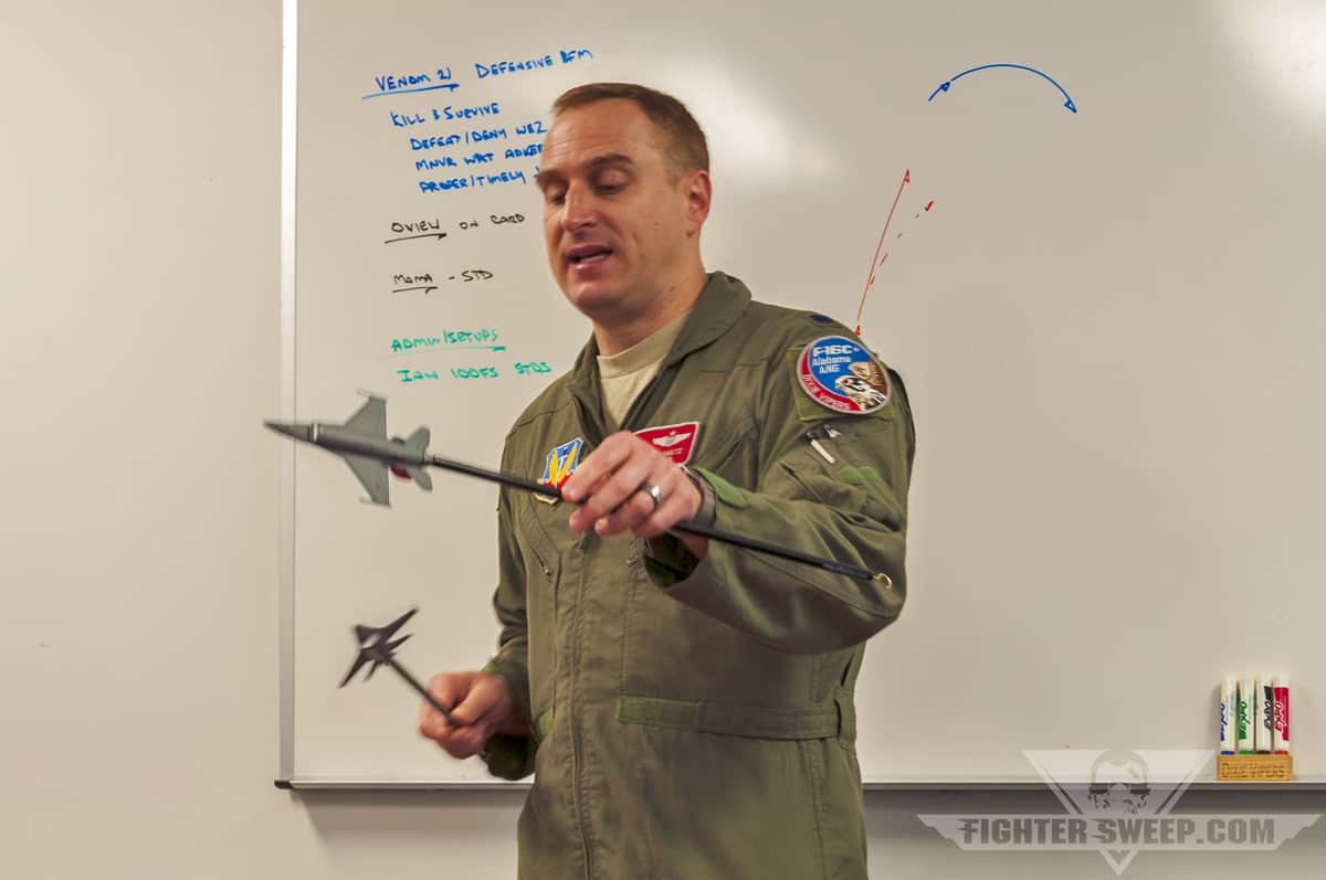 Підполковник Джон “Хабіб” Шульц (Jon “Habib” Schultz), пілот F-16C літака 187 авіакрила, авіації Національної гвардії штату Алабама, проходить брифінг перед вильотом BFM. 