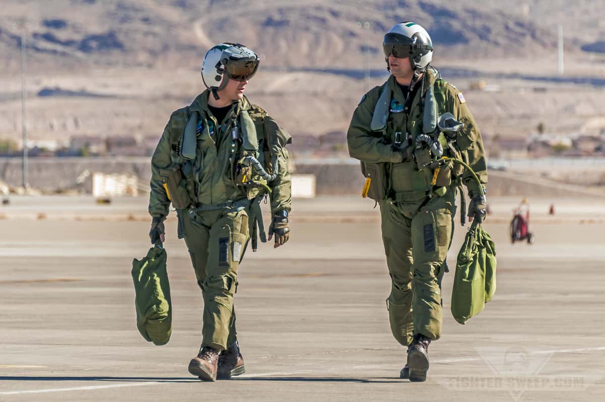 Екіпаж EA-18G Growler ВМФ США повертається після навчальної місії "Червоний прапор" на авіабазу Нелліс, штат Невада. Зверніть увагу на громіздкий стандартний жилет виживання та LPU, необхідний для екіпажів ВМФ.
