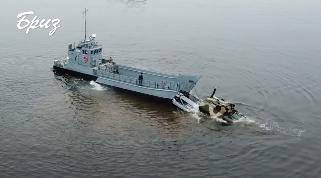 Десантування на воду бронетранспортера БТР-4 з катеру «Сватове»