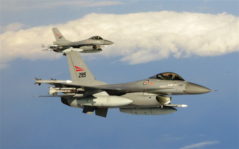 Два норвезькі винищувачі F-16