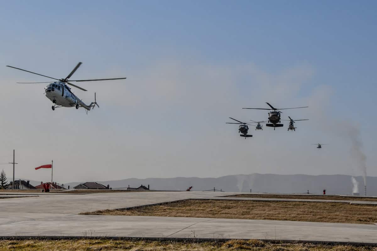 Гелікоптери місії KFOR у Косово на навчаннях 