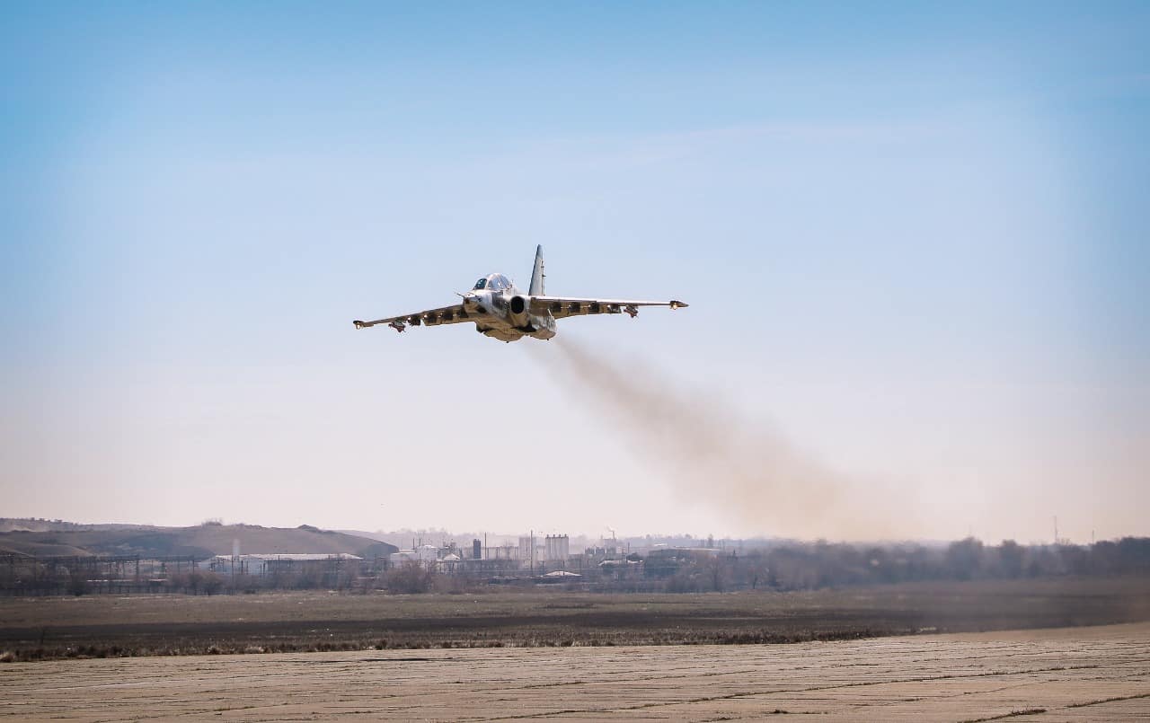 Грузинський штурмовик Су-25 на випробувальному польоті 