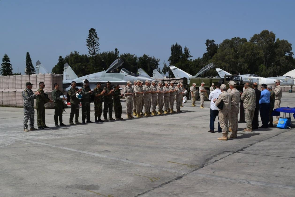 Льотчики та наземний персонал на авіабазі в Лівії