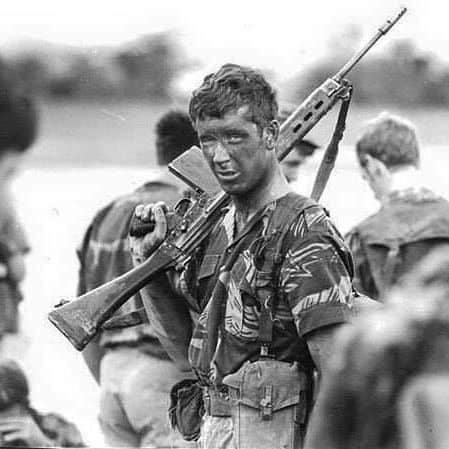 Родезійський військовослужбовець із своєю гвинтівкою. Палець не на гачку, дотримується техніки безпеки!