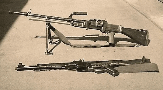 Трофеї французів - чехословацький ручний кулемет ZB 30 ( зверху), та Stg 44.