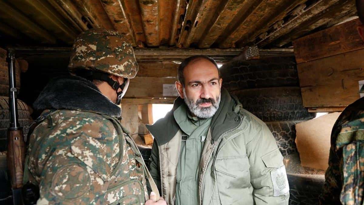 Нікол Пашинян, прем'єр-міністр Вірменії серед військових, фото lragir.am