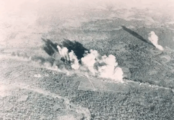 Бомбовий удар бомбардирувальника Канберра по табору Кассинга.