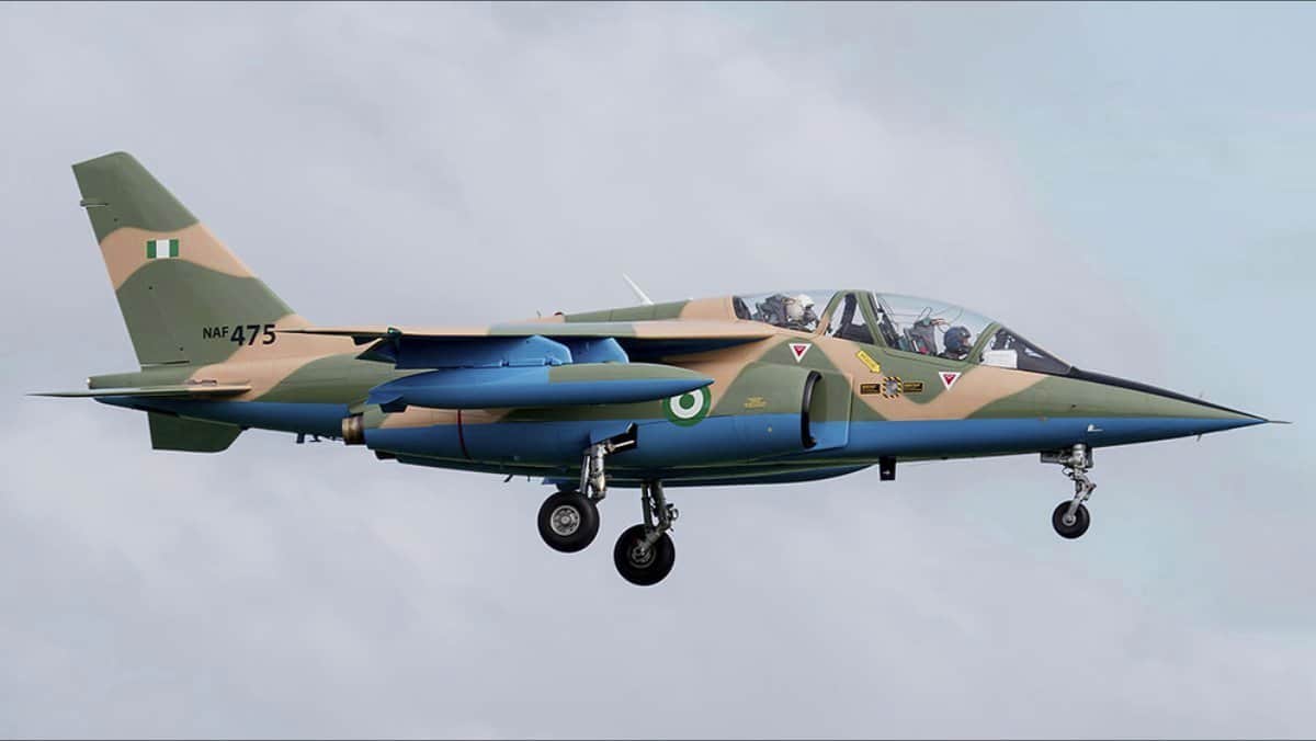 Легкий штурмовик Alpha Jet з бортовим номером 375 нігерійських повітряних сил