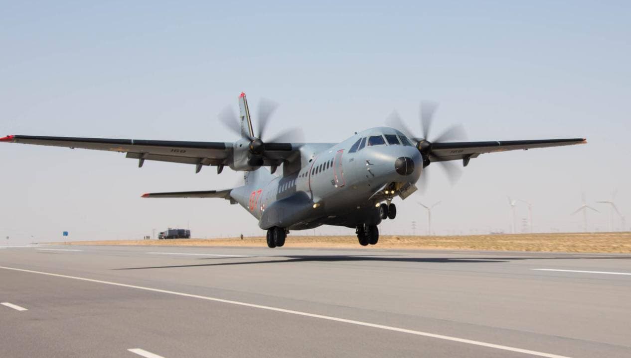 Літак С-295 казахських ВПС при приземленні на автомобільну дорогу