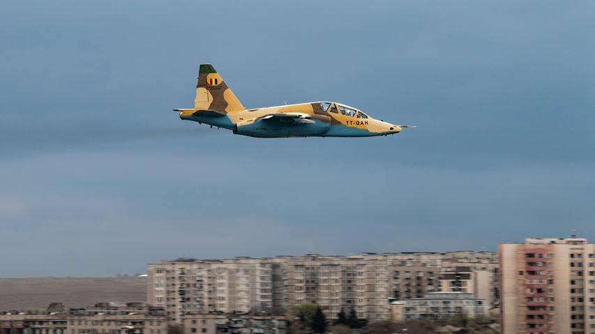 Штурмовик Су-25 Повітряних сил Чаду на обльоті в Тбілісі