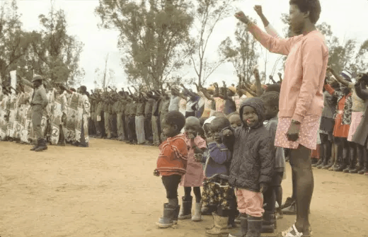 Фото з щоденного шикування в таборі Кассинга, яке нам показує, що некомбатанти стоять в одному строю з комбатантами та навіть маленькими дітьми.
