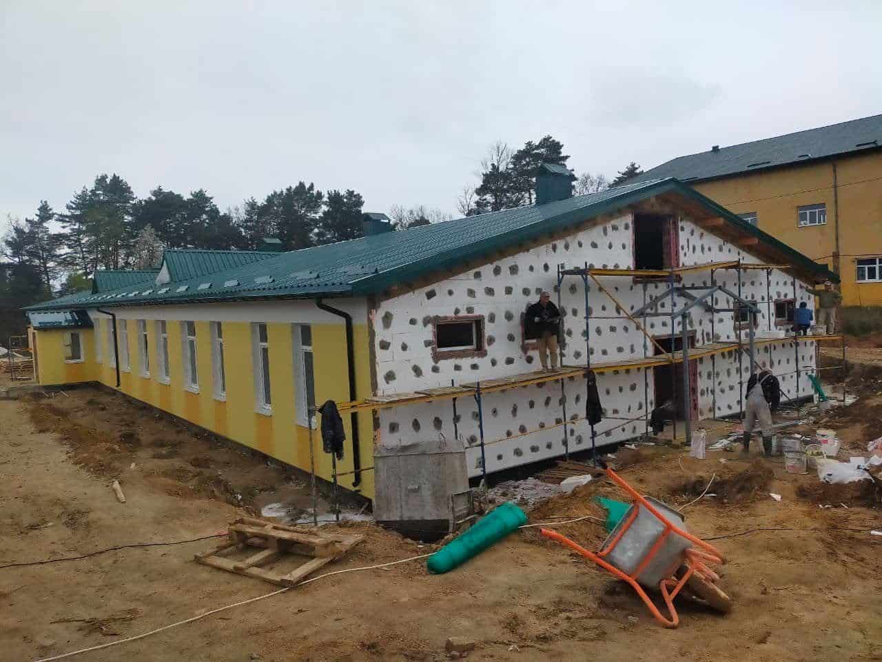 Процес будівництва нової казарми для військовослужбовців у Старичах