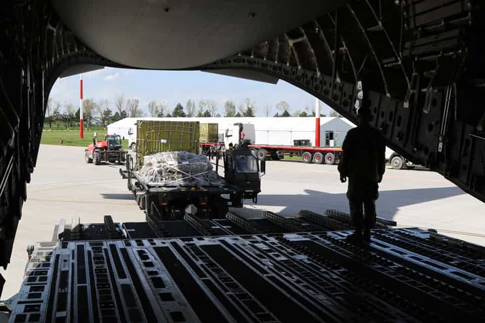 Десантники 82-й повітряно-десантній дивізії армії США розвантажують обладнання для багатонаціональної повітряно-десантної операції Swift Response на авіабазі Михайла Когальничану у Румунії