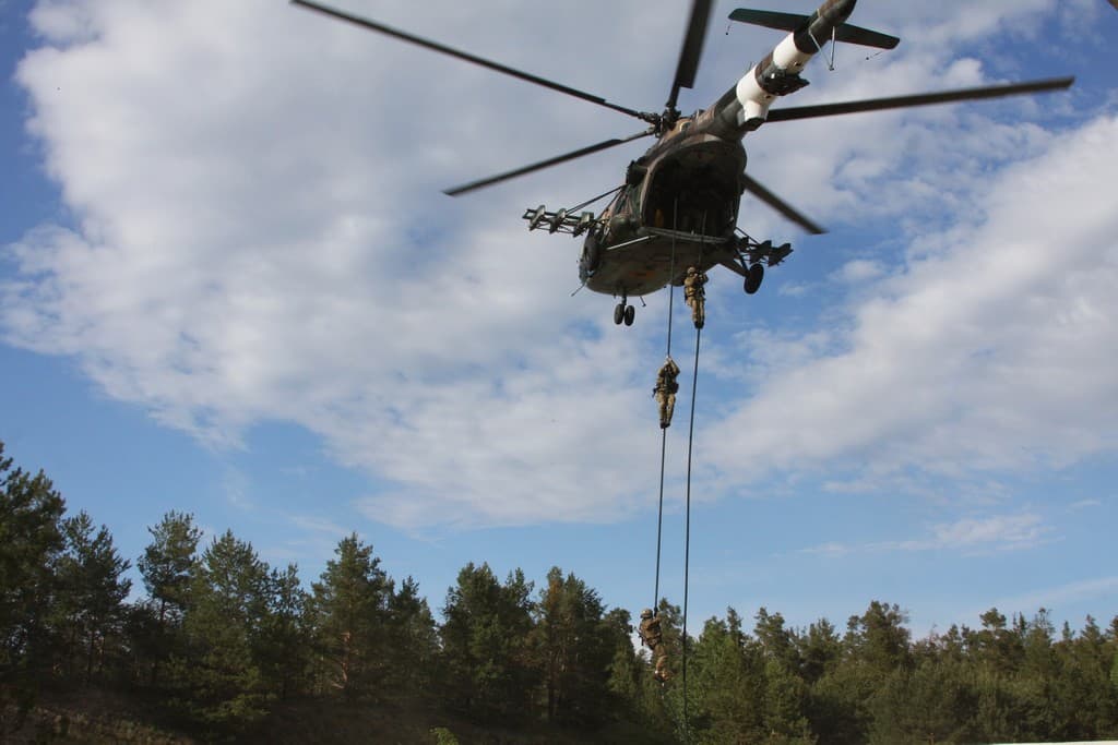 Десантування по канату з гелікоптеру Мі-8 спецпризначенцями СБУ