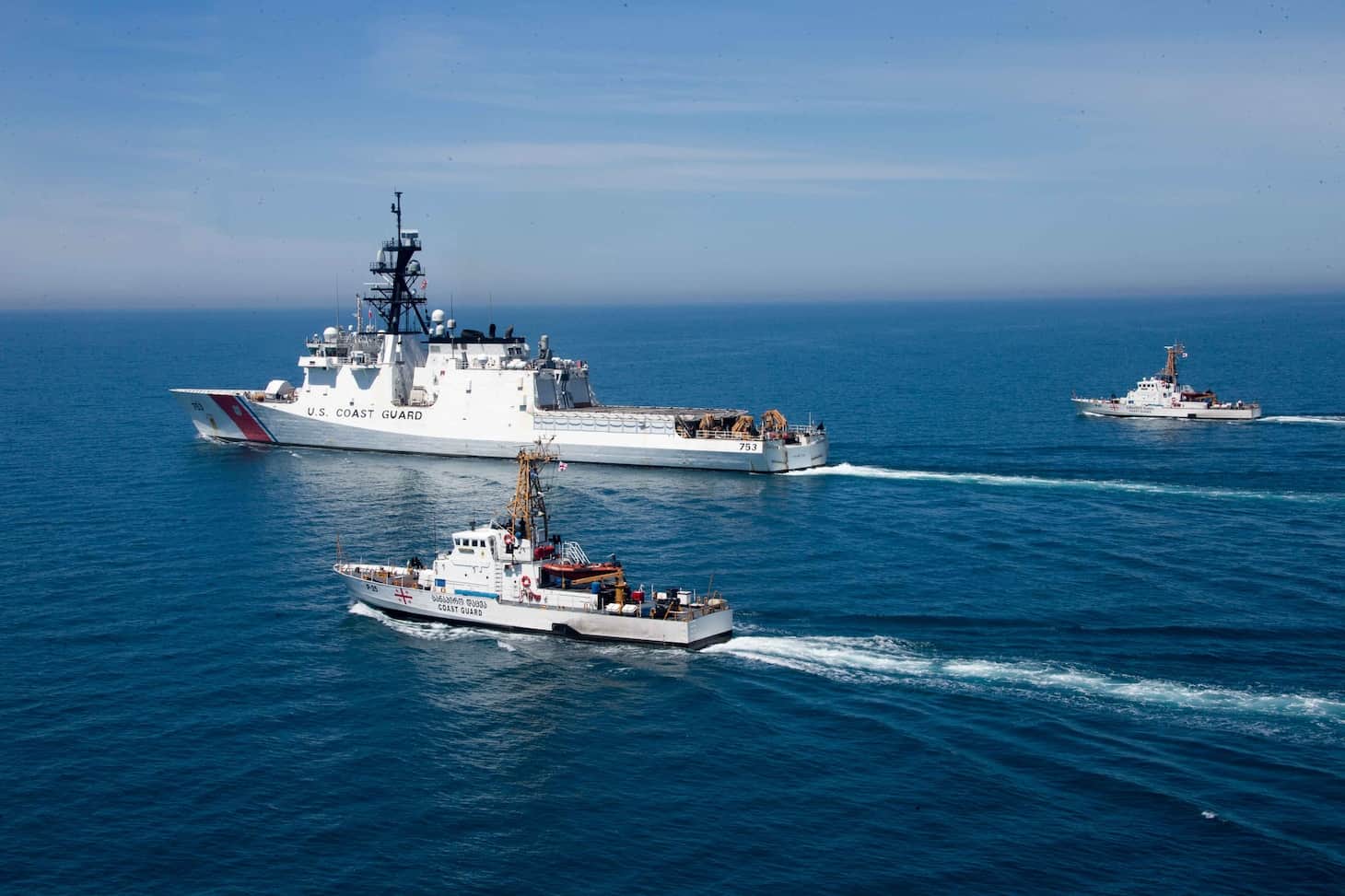 Куттер Hamilton Берегової охорони США разом з грузинськими катерами Dioskuria (P-25) та Ochamchire (P-23)