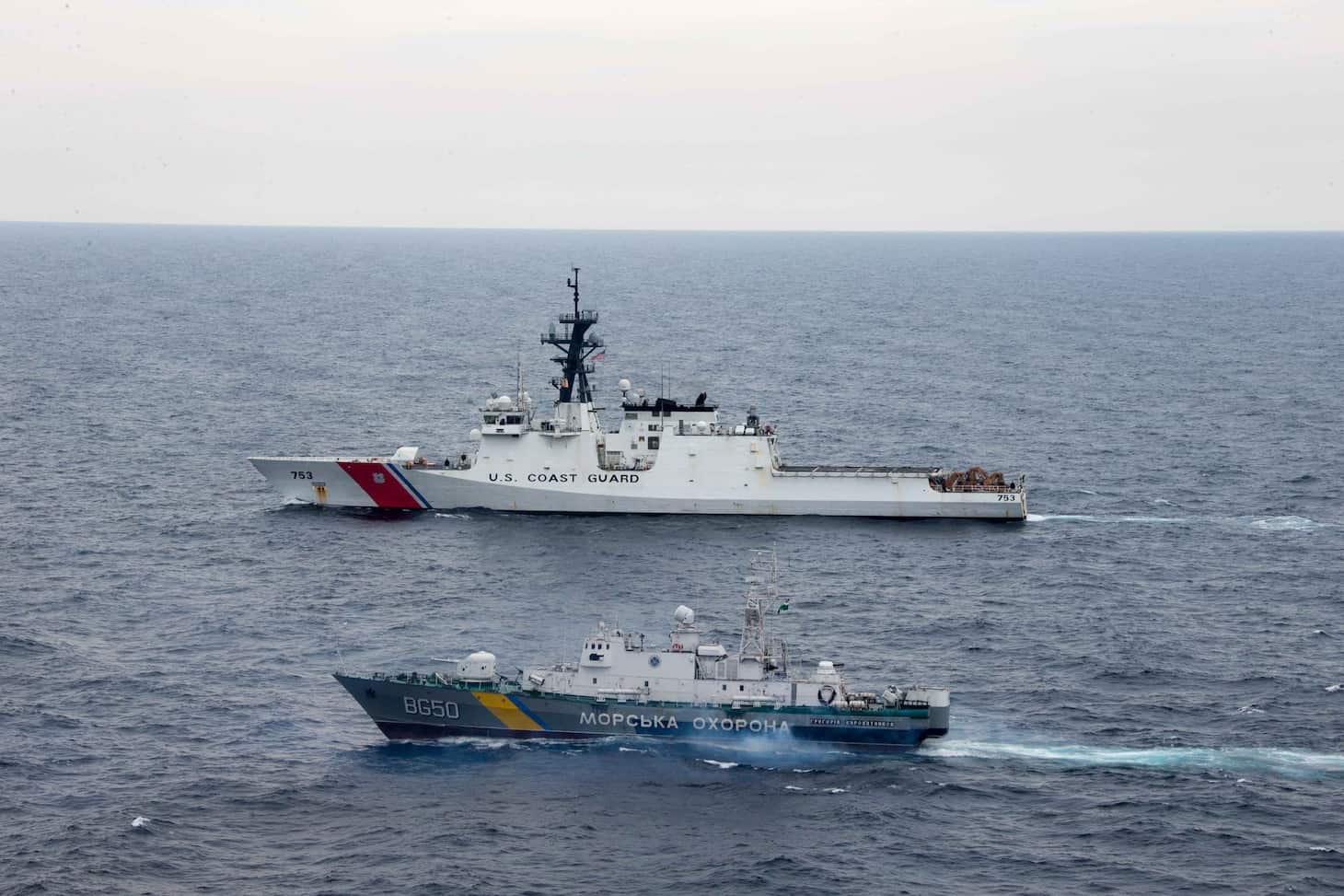 Куттер Hamilton Берегової охорони США разом з кораблем «Григорій Куроп'ятніков» (BG50)