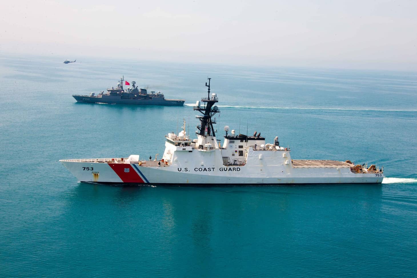 Куттер Hamilton Берегової охорони США разом з турецьким кораблем TCG Turgutreis (F-241)