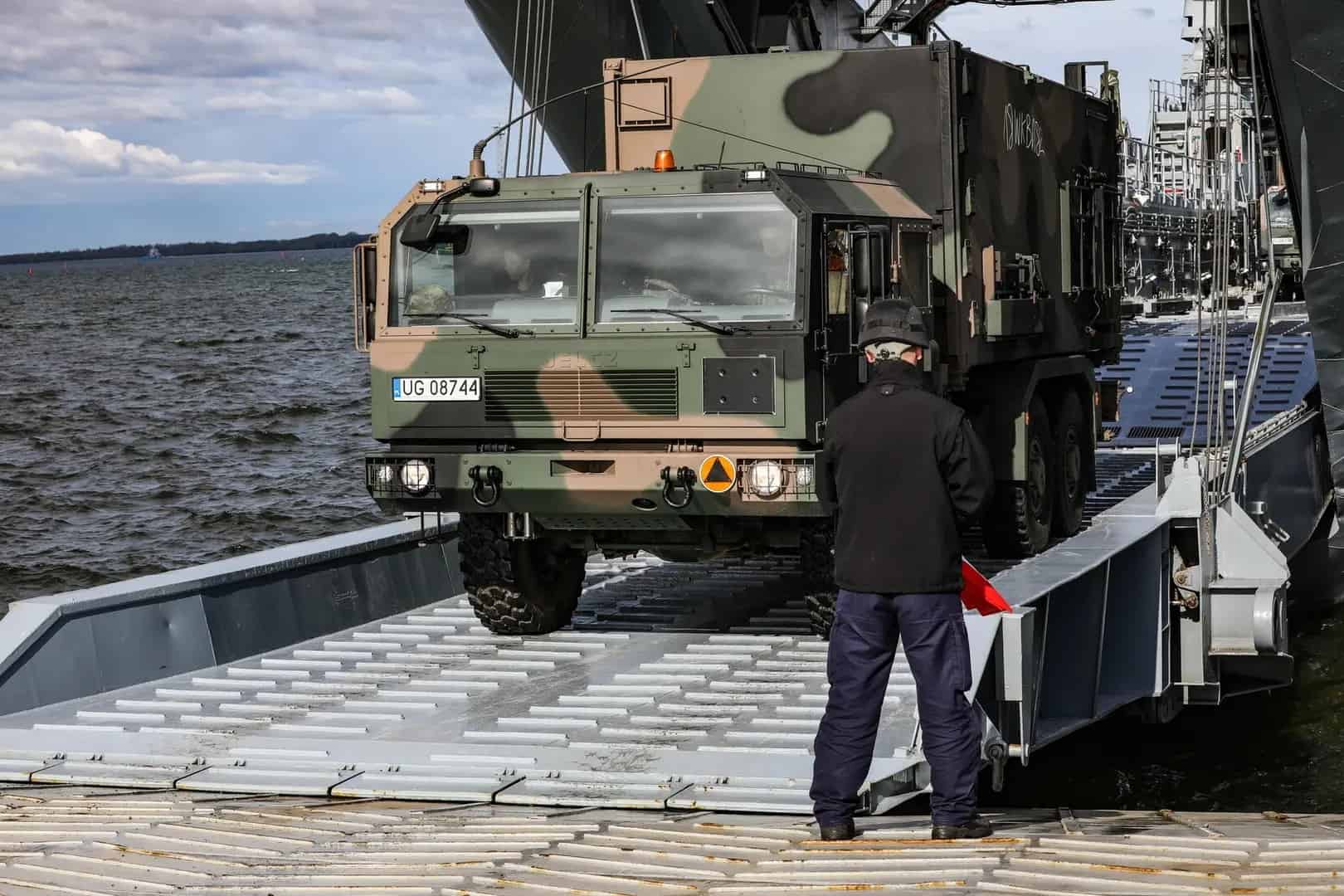 Розвантаження командно-штабної машини ракетного комплексу з десантного корабля ВМС Польщі