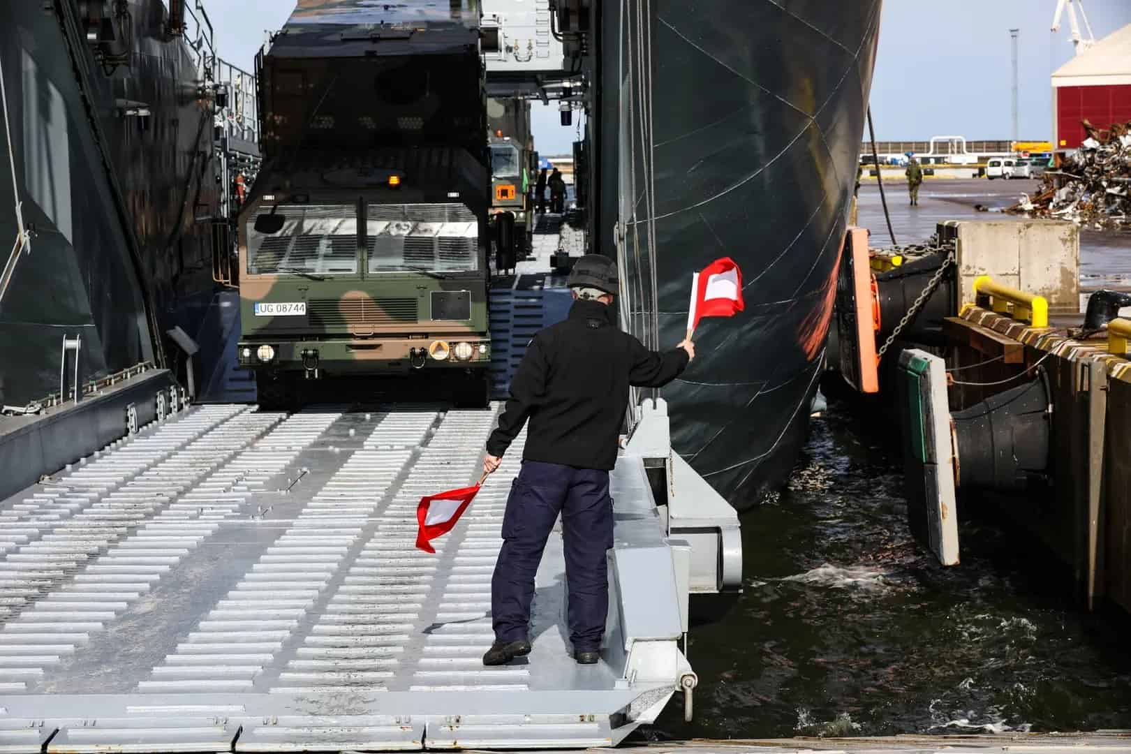Розвантаження командно-штабної машини ракетного комплексу з десантного корабля ВМС Польщі