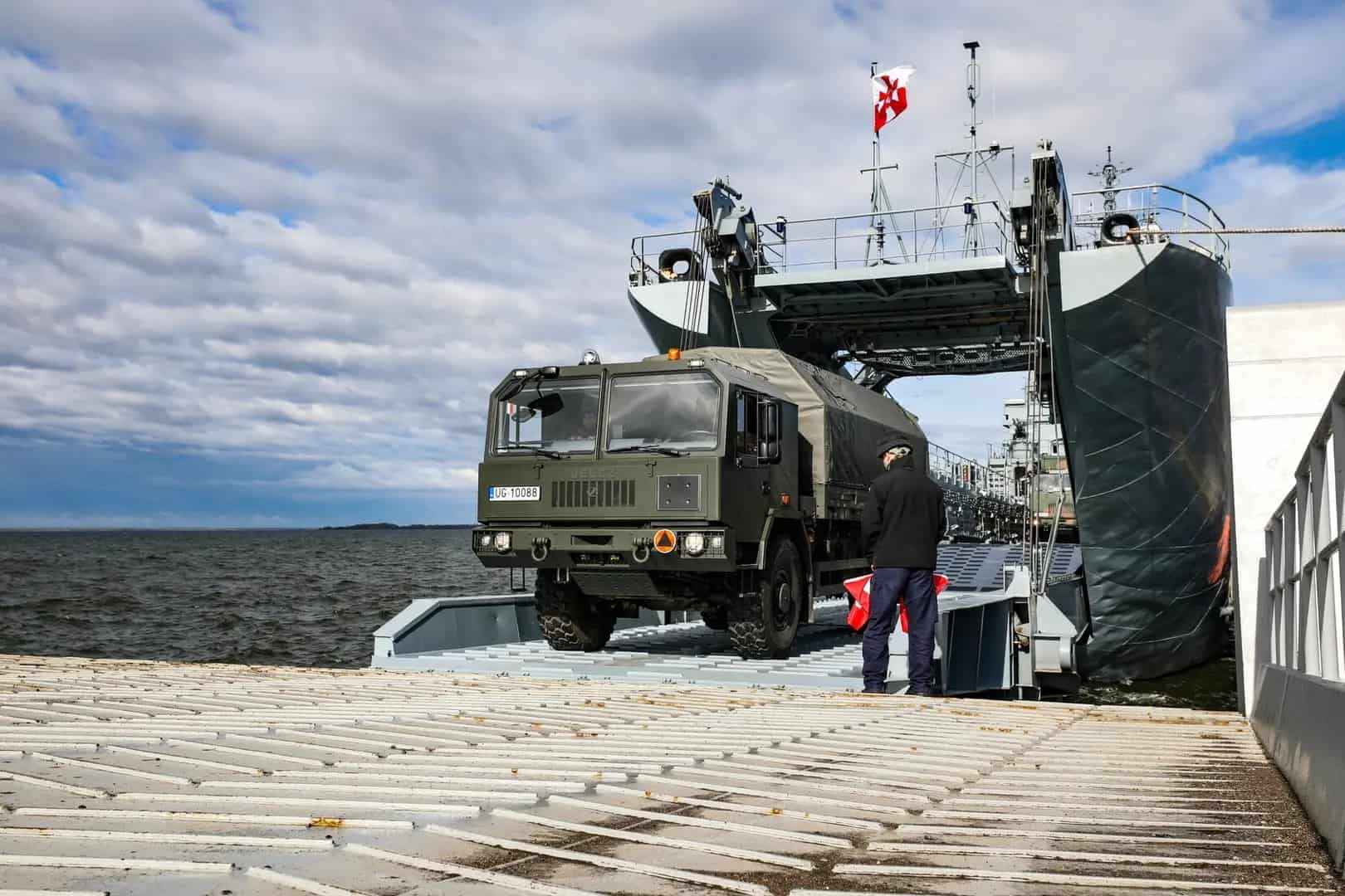 Розвантаження вантажівки Jelcz з десантного корабля ВМС Польщі