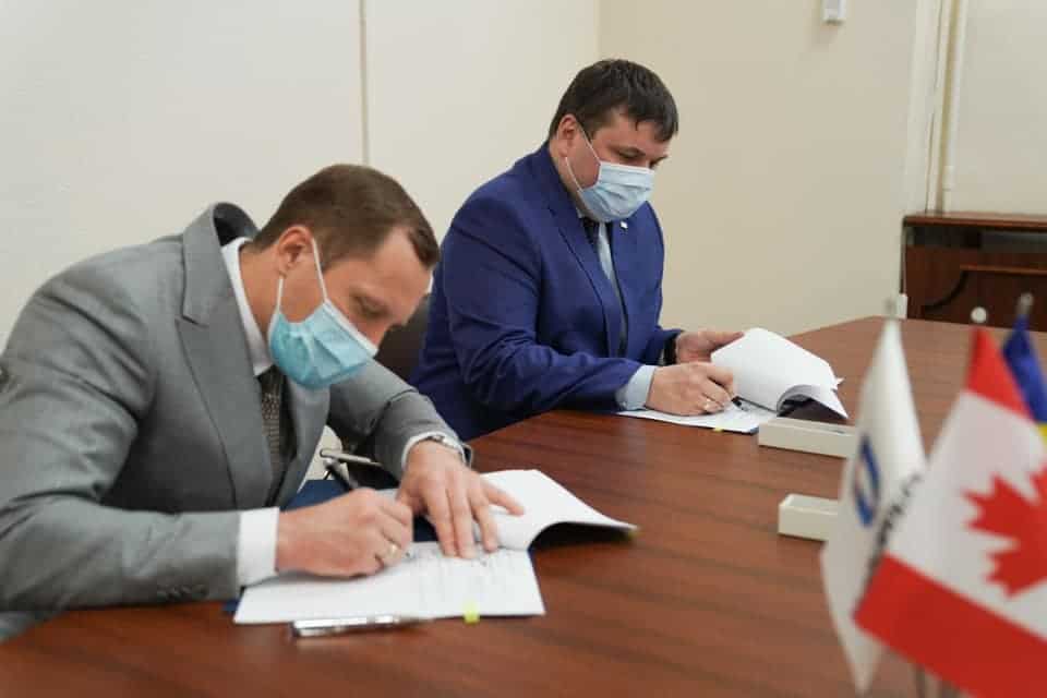 Підписання угоди. Фото з Facebook Юрія Гусєва