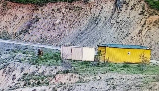 Військовослужбовці Республіки Таджикистан встановили контейнер на неурегульованій ділянці кордону.