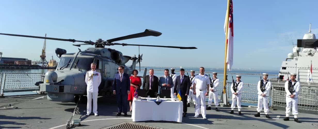 Підписання угоди між Україною та Британією на борту есмінця HMS Defender 