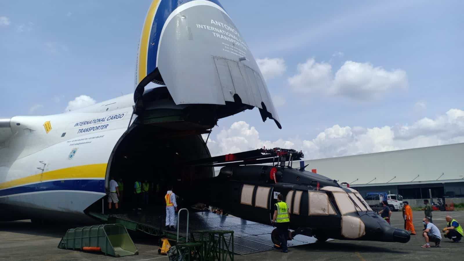Розвантаження Sikorsky S-70i Black Hawk для Філіппін з літака Ан-124 «Руслан»