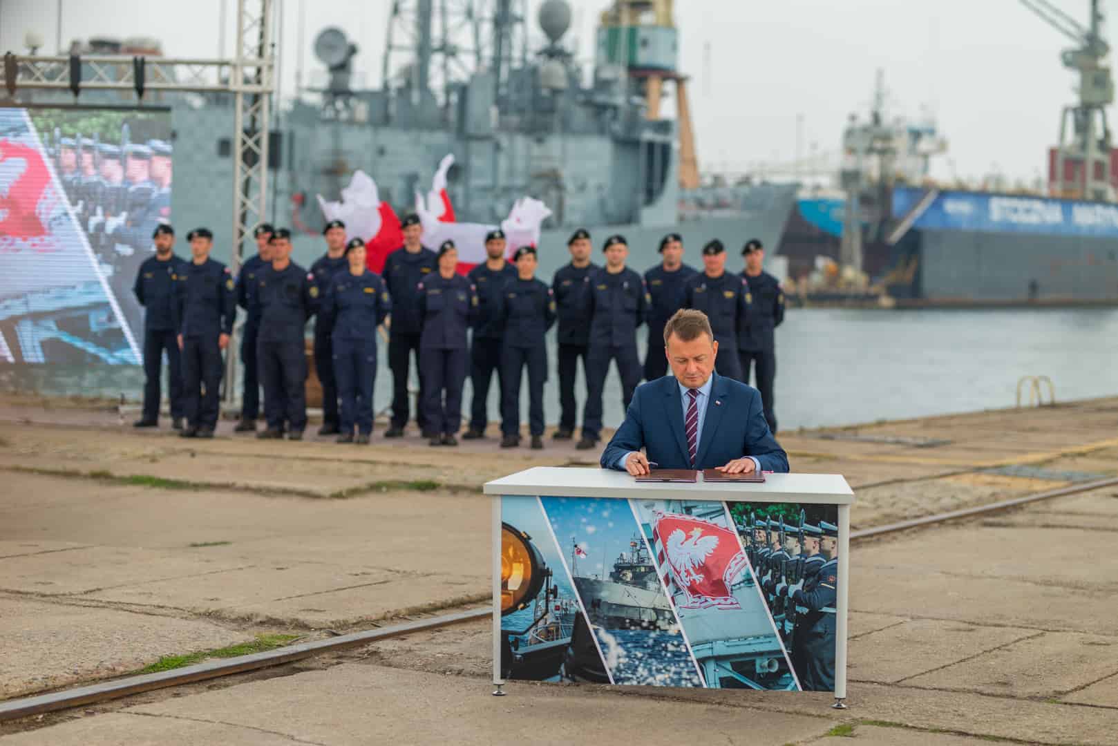 Міністр оборони Польщі Маріуш Блащак підписав контракт на будівництво нових кораблів